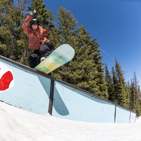 Damska deska snowboardowa GNU - Gloss C2E